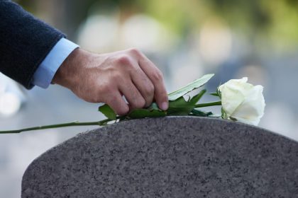 Comment personnaliser une plaque funéraire ?