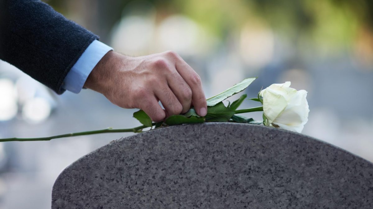 Comment personnaliser une plaque funéraire ?