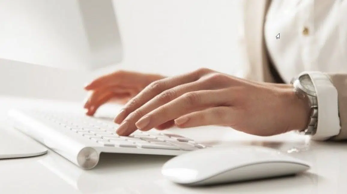 femme qui travaille via internet pour gagner sa vie