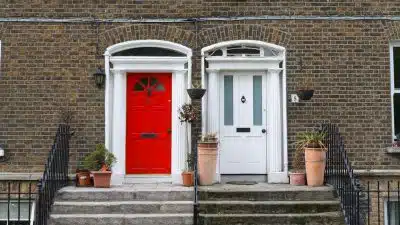 Quelques avantages d'une porte d'entrée en bois