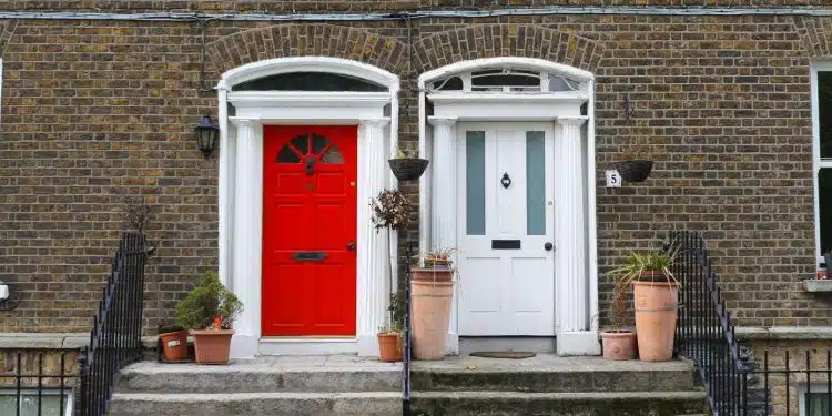 Quelques avantages d'une porte d'entrée en bois